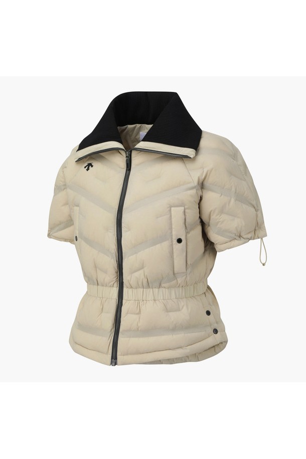 여성 반팔 튜브 다운 점퍼 DQ42WFDJO6은 겨울철 라운딩과 일상에서 모두 활용 가능한 여성용 다운 점퍼입니다. 베이지와 블랙 두 가지 색상으로 출시되었으며, 스포티하고 캐주얼한 스타일을 연출합니다. 튜브다운 공법으로 제작되어 가볍고 뛰어난 보온성을 제공하며, 스트링 조절, 니트 카라 및 니트 등판 디테일이 특징입니다. 레귤러핏으로 편안하게 착용 가능하며, 몸에 부드럽게 감기는 촉감과 보온성을 갖춘 실용적인 아이템입니다. 나일론, 폴리에스터, 레이온, 폴리우레탄 등의 혼방 소재와 오리솜털 안감으로 제작되었습니다.
