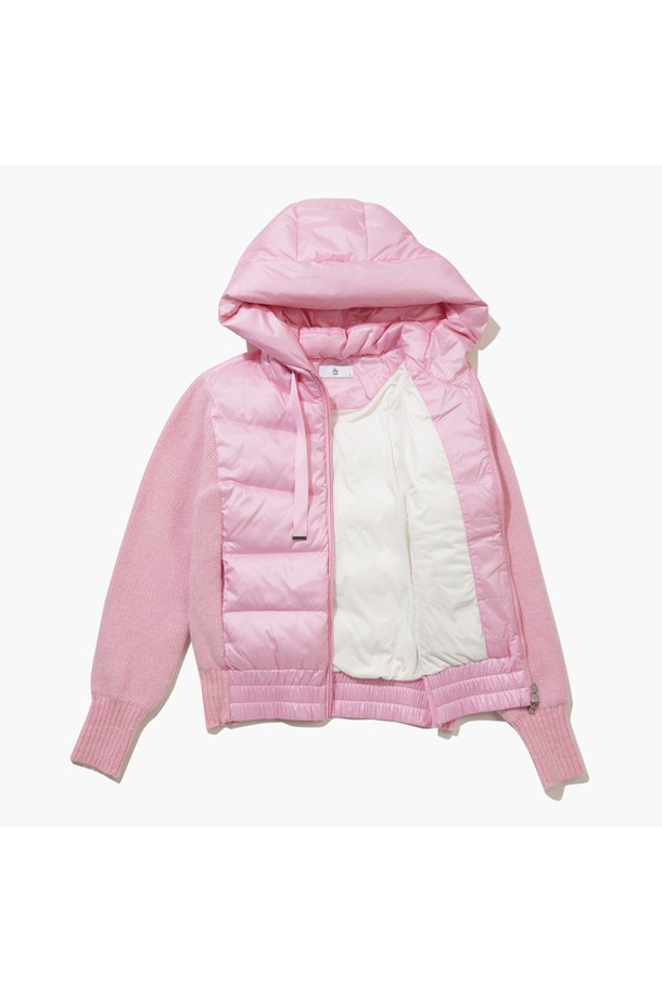 여성 다운 하이브리드 스웨터 점퍼 핑크 MQ422LSJN1은 겨울철 라운딩과 일상에서 모두 활용 가능한 스포티한 스타일의 다운 하이브리드 점퍼입니다. 핑크와 그레이 색상으로 출시되었으며, 부드러운 촉감과 두꺼운 두께감으로 뛰어난 보온성을 제공합니다. 나일론, 울, 폴리에스터, 거위솜털, 거위깃털 등 다양한 소재를 사용하여 보온성과 경량성을 동시에 잡았습니다. 하이브리드 디자인과 니트 배색이 돋보이며, 크롭 기장의 레귤러핏으로 활동성을 높였습니다. 집업 스타일의 긴소매 다운 점퍼로 편안하게 착용할 수 있습니다.
