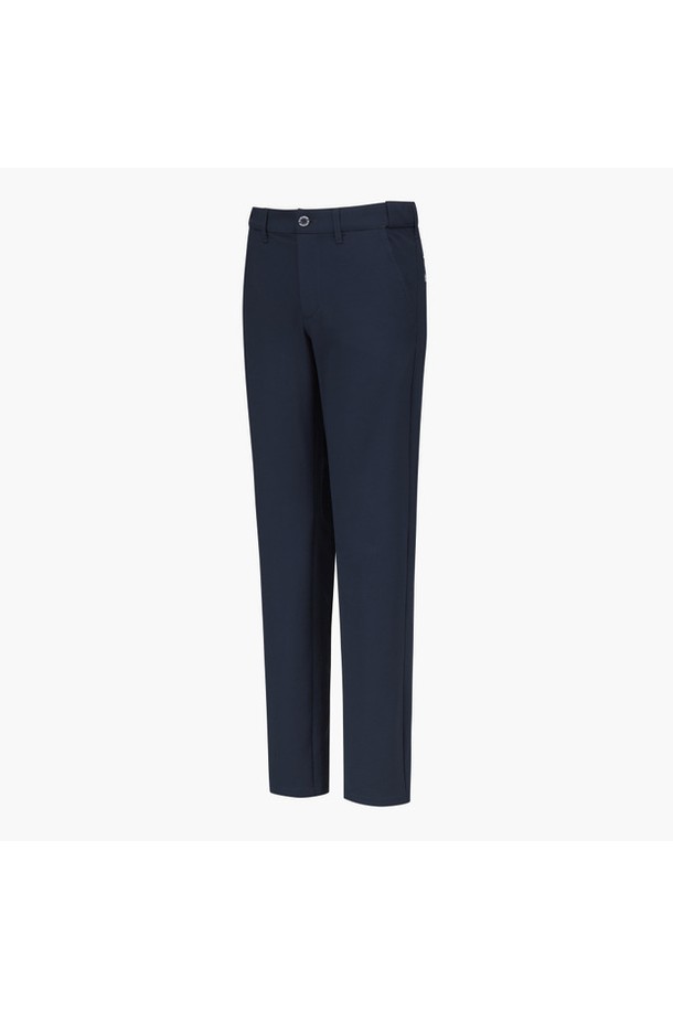 **남성 테크니컬 스트레이트 팬츠 _NV00 GQ311MPT99**는 남성용 바지로, 네이비와 베이지 두 가지 색상으로 제공됩니다. 골프 및 일상용으로 적합하며, 봄, 가을, 겨울 계절에 착용할 수 있습니다. 스포티하면서도 베이직한 스타일을 연출하며, 스트레이트핏의 긴 기장으로 제작되었습니다. 뛰어난 보온 및 발열 기능을 갖춘 폴리에스테르와 복합 섬유 혼방 소재에 적외선 열 보존 기능이 더해져 따뜻하고 편안한 착용감을 선사합니다. 내부 미끄럼 방지 밴드와 활동성 좋은 디자인으로 안정적인 활동을 지원하며, 클래식, 미니멀, 스포티 스타일을 모두 소화할 수 있습니다.
