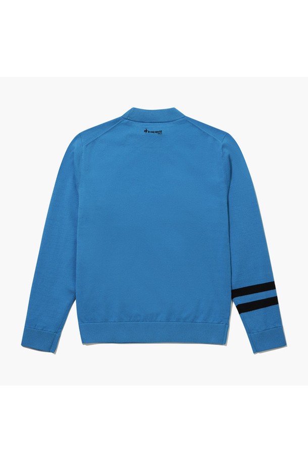 남성 에센셜 방풍 스웨터 _BLUE GQ421MKPO9는 활동적인 남성을 위한 스포티하고 베이직한 스타일의 스웨터입니다. 레이온, 폴리에스터, 나일론 혼방 소재로 제작되어 부드러운 촉감을 제공하며, 봄, 가을 간절기에 착용하기 좋습니다. 라운드넥에 레귤러핏으로 편안하게 착용 가능하며, 안감이 있어 방풍 기능을 더해줍니다. 골프웨어로도 활용할 수 있어, 일상과 스포츠 활동 모두에 적합합니다. 블루 및 미디엄 그레이 컬러 옵션으로 제공됩니다.
