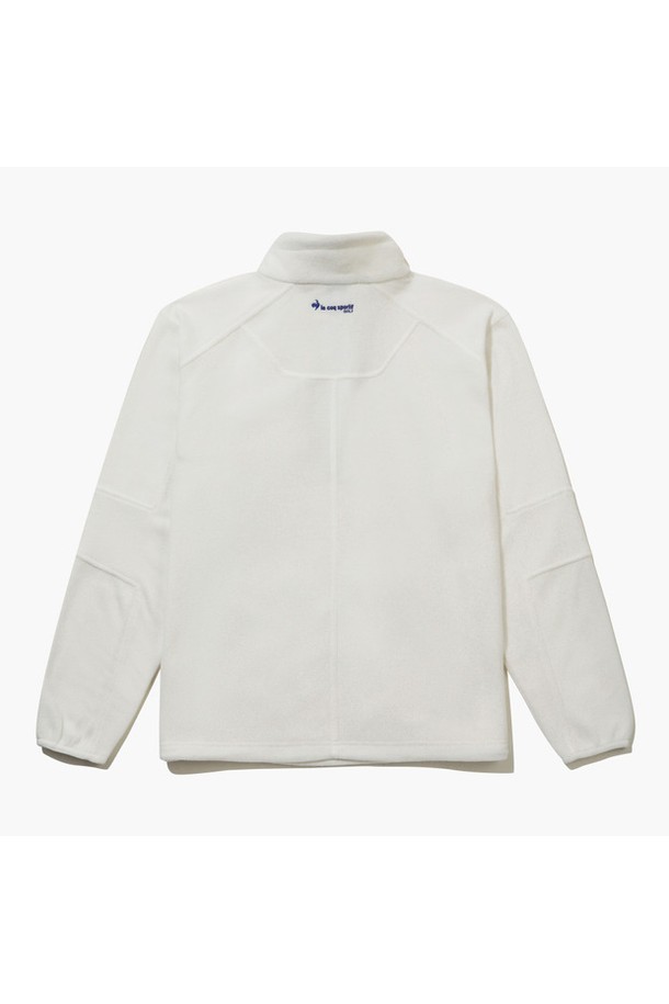 남성 골프를 위한 플리스 반집업 티셔츠, CREM(크림) GQ421MTLO2입니다. 부드러운 촉감의 플리스 소재로 제작되어 가을, 겨울 시즌에 따뜻하게 착용 가능합니다. 스포티한 스타일과 미니멀한 디자인이 돋보이며, 레귤러핏으로 편안한 착용감을 제공합니다. 무지 패턴에 긴소매 기장, 반집업 네크라인으로 활동적인 골프룩을 완성합니다. 보온 기능을 갖춘 두꺼운 두께감으로 추운 날씨에도 쾌적하게 라운딩을 즐길 수 있습니다.
