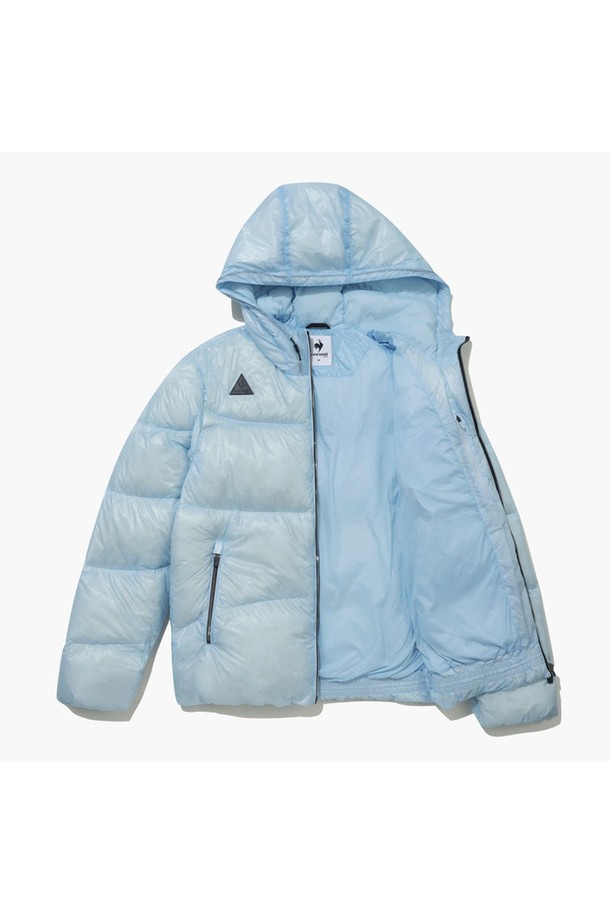 남성 경량 글로시 다운 점퍼 _CBLU (씨블루) GQ421MDJO1은 겨울철 따뜻함과 스타일을 동시에 만족시키는 아우터입니다. 골프 및 일상생활에서 모두 활용 가능한 이 다운 점퍼는 스포티하면서도 캐주얼한 무드를 연출합니다. 얇고 광택감 있는 나일론 소재에 오리솜털과 오리깃털을 충전재로 사용하여 가볍고 따뜻하며, 레귤러핏으로 편안한 착용감을 제공합니다. 집업 스타일의 긴 소매 디자인과 무지 패턴으로 미니멀한 스타일을 선호하는 남성에게 적합합니다. 보온성과 경량성을 갖춘 실용적인 제품입니다.
