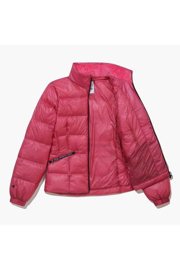 여성 경량 구스 다운 점퍼 _HPNK GQ422LDJO1은 겨울철 골프 및 일상생활에서 스타일리시하게 착용 가능한 아우터입니다. 핫핑크, 블랙, 크림 세 가지 색상으로 출시되었으며, 스포티와 캐주얼 무드를 동시에 연출할 수 있습니다. 경량 나일론 소재와 구스다운 충전재(90:10)를 사용하여 가볍고 따뜻하며 부드러운 촉감을 선사합니다. 크롭 기장의 숏패딩으로 레귤러핏을 제공하며, 지퍼형 여밈 방식으로 간편하게 착용 가능합니다. 무지 디자인에 긴 소매로 미니멀한 스타일을 완성합니다.
