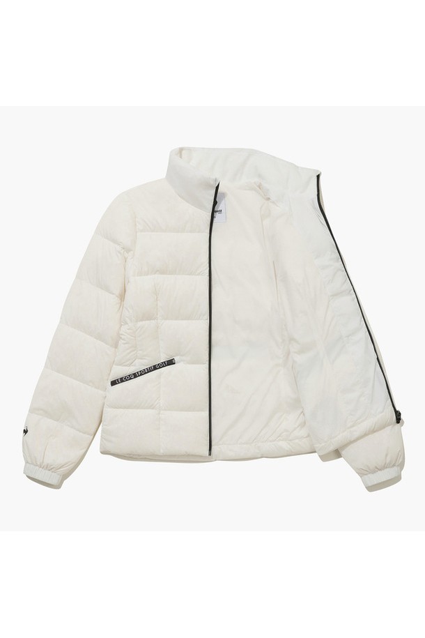 **여성 경량 구스 다운 점퍼 _CREM GQ422LDJO1**

여성 골프 및 일상 활동에 적합한 경량 구스 다운 점퍼입니다. 크림(CREM), 블랙(BLCK), 핫핑크(HPNK) 세 가지 색상으로 출시되어 취향에 맞는 스타일을 선택할 수 있습니다. 보온성이 뛰어나고 가벼운 착용감을 제공하며, 레귤러핏 디자인으로 편안하게 착용 가능합니다. 나일론, 거위솜털, 거위깃털 혼방 소재를 사용하여 부드러운 촉감을 선사합니다. 크롭 기장의 집업 스타일로 스포티하고 캐주얼한 겨울 스타일을 연출해보세요.
