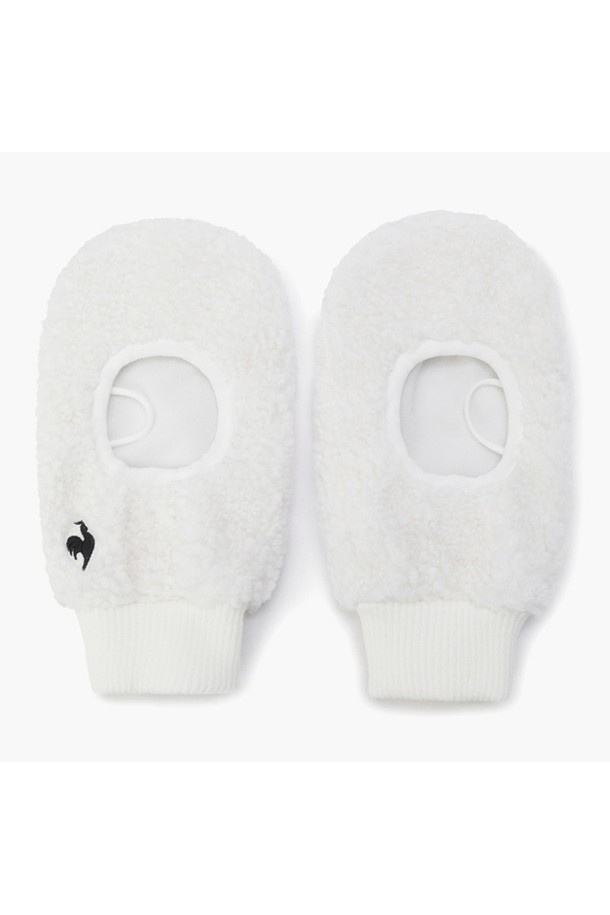 여성 플리스 핸드워머 _CREM GQ422LSAO4는 겨울철 골프 라운딩 시 따뜻함을 선사하는 핸드워머입니다. 부드러운 폴리에스터 플리스 소재로 제작되어 뛰어난 보온성을 제공하며, 안감 처리가 되어 있어 착용감이 좋습니다. BLCK, CREM, HPNK 세 가지 색상으로 출시되어 취향에 맞는 스타일을 연출할 수 있습니다. 캐주얼하고 미니멀한 디자인으로 골프룩에 자연스럽게 매치되며, 손을 따뜻하게 보호해 줍니다. 플리스 소재 특유의 부드러운 촉감과 로고 디자인이 돋보이는 핸드워머입니다.
