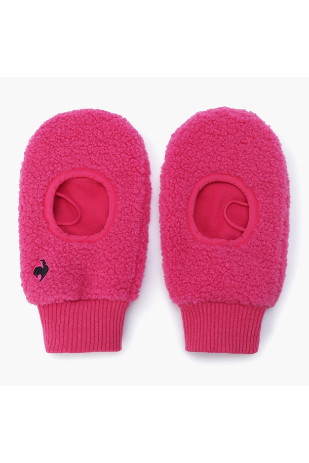 여성 플리스 핸드워머 _HPNK GQ422LSAO4 (HPNK 지큐422LSAO4)는 추운 겨울 날씨에도 따뜻하게 골프를 즐길 수 있도록 돕는 핸드워머입니다. 부드러운 촉감의 플리스 소재로 제작되어 뛰어난 보온성을 제공하며, 스포티한 스타일을 연출합니다. 양손 착용이 가능하여 활동성을 높였으며, 무지 디자인으로 어떤 골프룩에도 잘 어울립니다. 두꺼운 두께감으로 겨울철 야외 활동 시에도 따뜻함을 유지해 줍니다.
