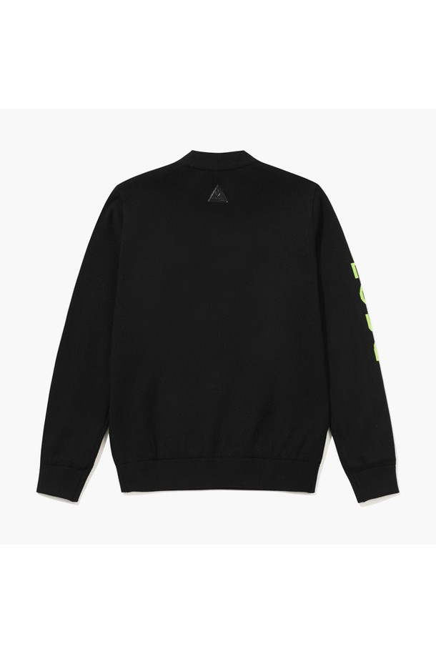 남성 소프트터치 방풍 스웨터 _BLCK GQ421MKPO2는 가을, 겨울 시즌에 골프 및 일상에서 활용하기 좋은 남성용 스웨터입니다. 부드러운 촉감의 레이온, 폴리에스터, 나일론 혼방 소재로 제작되어 편안한 착용감을 선사합니다. 라운드넥, 레귤러핏 디자인에 무지 패턴으로 스포티하면서도 베이직한 스타일을 연출합니다. 특히, 방풍 기능을 갖춰 야외 활동 시에도 따뜻함을 유지해주며, 네온 컬러 포인트와 로고 디테일로 세련된 포인트를 더했습니다. 긴 소매 기장과 두꺼운 두께감으로 보온성을 높였습니다.
