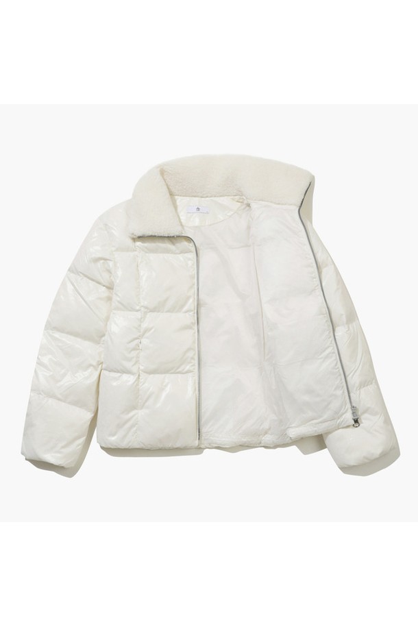 여성 글로시 다운 아우터 아이보리 MQ422LJPN3는 겨울철 골프 및 일상생활에서 스타일리시하게 착용할 수 있는 다운 자켓입니다. 스포티와 캐주얼 무드를 동시에 연출하며, 크롭 기장의 숏패딩으로 세련된 핏을 선사합니다. 부드러운 촉감과 글로시한 광택감이 특징이며, 가볍고 따뜻한 거위털 충전재를 사용하여 보온성을 높였습니다. 넉넉한 수납을 위한 안감 포켓이 있으며, 집업 스타일로 간편하게 착용할 수 있습니다. 
