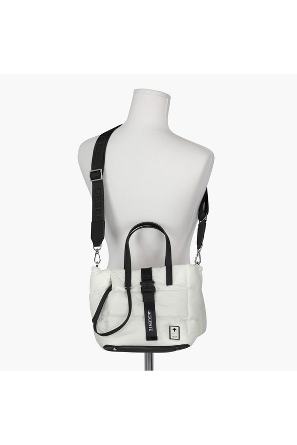 여성 패딩 미니백 DQ42WFBGO2는 가볍고 트렌디한 볼륨감이 돋보이는 미니백입니다. 폴리에스터와 합성가죽 소재로 제작되었으며, 퀄팅 패턴과 패딩 디자인으로 포인트를 주었습니다. 크로스백과 토트백 두 가지 스타일로 연출 가능하며, 데이트룩, 쇼핑룩 등 다양한 TPO에 활용하기 좋습니다. 캐주얼, 미니멀, 클래식 스타일을 즐겨 입는 여성분들께 추천합니다. 가벼운 무게감으로 일상생활에서 편안하게 사용할 수 있습니다.
