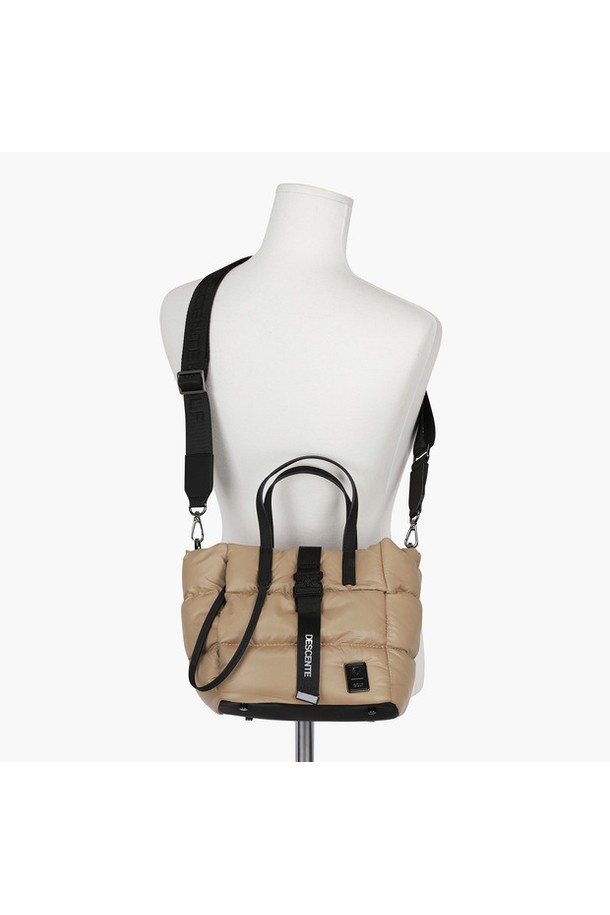 여성 패딩 미니백 DQ42WFBGO2는 가볍고 볼륨감 있는 디자인이 돋보이는 미니백입니다. 폴리에스터와 합성가죽 소재로 제작되어 퀄팅 디테일이 돋보이며, 사각 쉐입으로 트렌디한 스타일을 연출합니다. 크로스백 또는 토트백으로 활용 가능하며, 지퍼형 잠금 방식으로 소지품을 안전하게 보관할 수 있습니다. 데이트룩, 쇼핑룩 등 캐주얼하고 미니멀한 스타일에 잘 어울리며, 일상생활에서 실용적으로 사용할 수 있는 가방입니다. BEGG, BLKG, BWTG 세 가지 색상으로 출시되었습니다.
