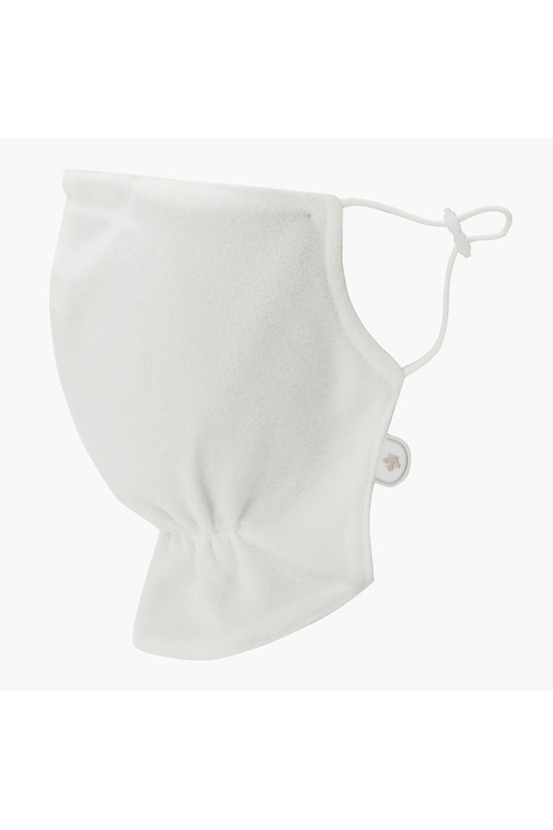 여성 페이스 마스크 DQ42WFWMO2는 추운 겨울철 야외 활동에 적합한 보온 페이스 마스크입니다. 부드러운 촉감의 플리스 소재와 두꺼운 두께로 제작되어 뛰어난 보온성을 제공하며, 코 부분에 와이어가 내장되어 얼굴 형태에 맞게 밀착하여 착용할 수 있습니다. 무지 디자인으로 어떤 의상에도 잘 어울리며, BLKG와 IVYG 두 가지 색상으로 출시되었습니다. 골프, 일상 등 다양한 상황에서 따뜻하고 편안하게 사용할 수 있는 실용적인 아이템입니다. 폴리에스터 소재로 제작되어 관리가 용이합니다.
