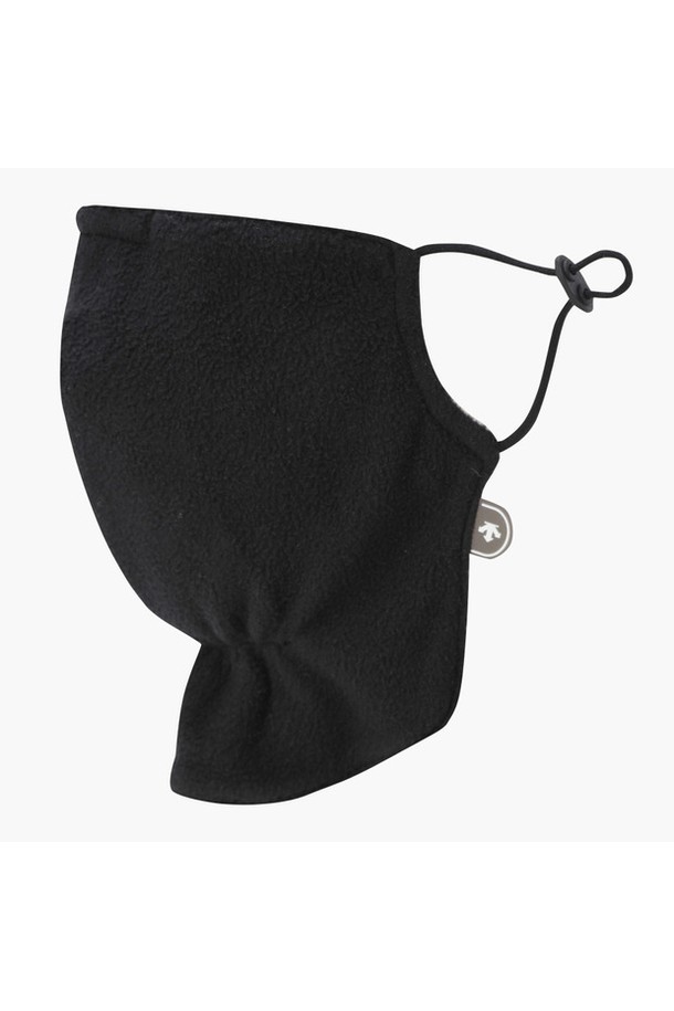 여성 페이스 마스크 DQ42WFWMO2는 추운 겨울철 야외 활동 시 따뜻함과 편안함을 제공하는 골프용 마스크입니다. 부드러운 폴리에스터 플리스 소재를 사용하여 보온성을 높였으며, 코 부분에 와이어를 내장하여 밀착감을 더했습니다. 무지 디자인에 BLKG, IVYG 두 가지 색상으로 출시되어 다양한 의상에 매치하기 용이합니다. 얼굴 전체를 보호하여 찬 바람으로부터 피부를 보호해주며, 두꺼운 두께감으로 뛰어난 보온성을 자랑합니다.
