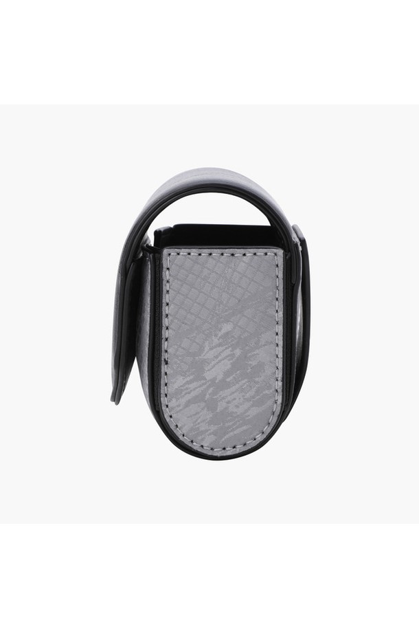 아크먼트(ACMT) 공용 거리측정기 케이스 DQ32MFET82는 골프 활동에 최적화된 스몰 사이즈의 케이스입니다. 폴리에스터, 나일론, 합성가죽 소재로 제작되어 튼튼하며, BLKG와 LGYG 두 가지 색상으로 출시되었습니다. 히든 자석 잠금 방식으로 간편하게 여닫을 수 있으며, 벨트 부착이 가능하여 편리하게 휴대할 수 있습니다. 패턴 디자인과 사각형 모양으로 세련된 외관을 자랑하며, 한 손으로도 쉽게 개폐할 수 있어 사용성이 뛰어납니다. 골프 거리측정기를 안전하게 보관하고 스타일리시하게 연출해 보세요.
