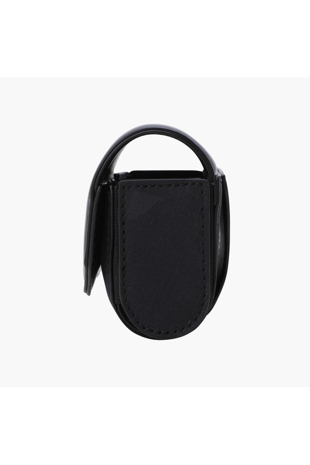 아크먼트(ACMT) 공용 거리측정기 케이스 DQ32MFET82는 골프 용도로 제작된 스몰 사이즈 케이스입니다. 폴리에스터, 나일론, 합성가죽 소재에 패턴 무늬가 적용되었으며, BLKG, LGYG 두 가지 색상으로 출시되었습니다. 히든 자석 디자인의 사각형태로, 한 손으로 간편하게 여닫을 수 있는 자석형 잠금 방식을 갖췄습니다. 벨트에 부착하여 사용할 수 있으며, 2025년 07월에 출시된 중국 제조 상품입니다.
