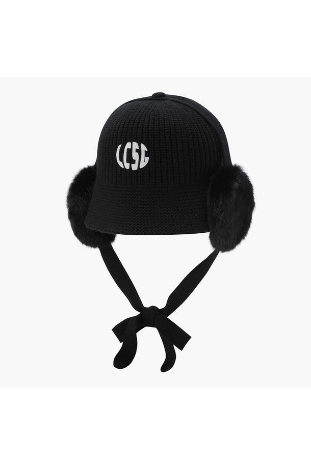 여성 니트 귀달이 버킷햇 (2WAY) _BLCK GQ422LCPN1은 보온성을 높여주는 겨울 모자입니다. 울, 나일론, 폴리에스터 혼방 소재로 제작되었으며, 챙 넓이는 7.5cm입니다. 귀달이 디자인과 탈부착 기능을 갖춰 다양한 스타일 연출이 가능하며, 클래식하고 미니멀한 골프룩에 잘 어울립니다. BLCK(블랙)과 CREM(크림) 두 가지 색상으로 출시되었습니다.
