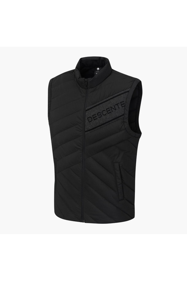 남성용 경량 튜브 다운 베스트 DP32MFDV9A는 겨울철 골프 및 일상생활에서 스타일리시하게 착용하기 좋은 제품입니다. 블랙 컬러의 무지 디자인에 레귤러핏으로 제작되어 미니멀하면서도 스포티한 무드를 연출합니다. 겉감은 폴리에스터와 레이온 혼방으로 부드러운 촉감을 제공하며, 두꺼운 두께감으로 뛰어난 보온성을 자랑합니다. 민소매 디자인으로 활동성을 높였으며, 집업 방식으로 간편하게 착용할 수 있습니다. 솜털 80%, 깃털 20%의 오리털 충전재를 사용하여 가볍고 따뜻하게 몸을 감싸줍니다.
