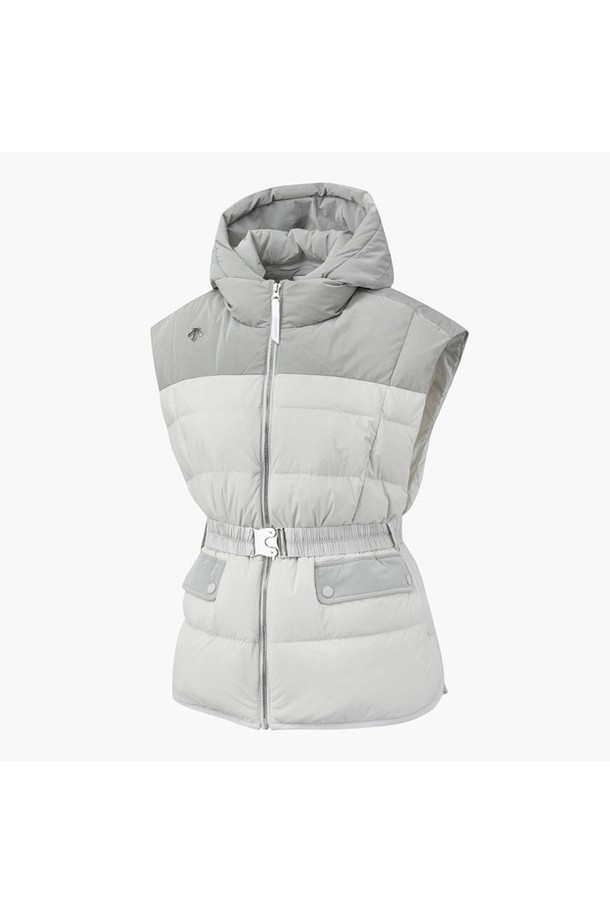 여성 루즈핏 다운 베스트 DQ42WFDVO4는 겨울 시즌, 골프 또는 일상에서 활용하기 좋은 아우터입니다. 엉덩이를 덮는 롱 기장과 루즈핏으로 편안한 착용감을 선사하며, 후드 라이너 탈부착이 가능하여 다양한 스타일 연출이 가능합니다. 은은한 광택감과 무지 디자인이 스포티하면서도 미니멀한 무드를 더합니다. 보온 기능과 체형 커버 기능까지 갖춘 실용적인 제품으로, 부드러운 촉감의 나일론, 거위솜털, 거위깃털 혼방 소재를 사용하여 따뜻함을 유지해 줍니다. 컬러는 BLKG, LGYG 두 가지로 제공됩니다.
