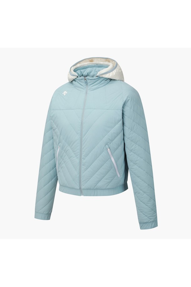 여성 스윙 스피릿 다운 점퍼 DQ42WFDJO5는 겨울철 골프 및 일상생활에서 스포티하고 미니멀한 스타일을 연출할 수 있는 다운 점퍼입니다. 부드러운 촉감의 나일론, 폴리우레탄, 폴리에스터, 거위솜털, 거위깃털 혼방 소재로 제작되어 보온성과 신축성을 제공합니다. 탈부착 가능한 후드와 넥라인 스트링, 등판 스피릿 디테일이 특징이며, 레귤러핏과 긴소매 기장으로 편안한 착용감을 선사합니다. 무지 디자인에 BWTG, LBLG 두 가지 컬러 옵션으로 출시되었습니다. 두꺼운 두께감으로 추운 날씨에도 따뜻하게 몸을 보호해 줍니다.
