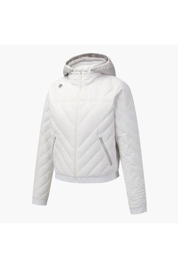 여성 스윙 스피릿 다운 점퍼 DQ42WFDJO5는 겨울철 골프 및 스포츠 활동에 적합한 스포티 스타일의 다운 점퍼입니다. 부드러운 촉감의 나일론, 폴리우레탄, 폴리에스터, 거위솜털, 거위깃털 혼방 소재로 제작되어 보온성이 뛰어나며, 신축성과 활동성을 제공합니다. 탈부착 후드와 넥라인 스트링 디테일, 등판 스피릿 디테일, 스트레치 원단으로 디자인되어 스타일리시하면서도 편안한 착용감을 선사합니다. 숏 기장의 집업 스타일로, 겨울철 데일리룩에도 활용하기 좋습니다. BWTG, LBLG 두 가지 색상으로 출시되었습니다.
