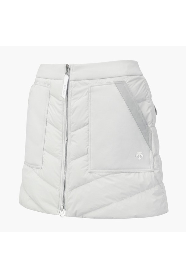 여성 A라인 다운 스커트 DQ42WFSKOC는 겨울철 라운딩과 일상에서 모두 활용 가능한 다운 스커트입니다. 부드러운 촉감의 나일론, 폴리에스터 혼방 소재에 오리솜털과 오리깃털 충전재를 사용하여 보온성과 경량성을 동시에 잡았습니다. A라인 핏으로 다리 라인을 더욱 슬림하게 연출하며, 지퍼형 여밈 방식으로 편안하게 착용할 수 있습니다. 무지 디자인에 블랙(BLKG), 라이트 그레이 옐로우(LGYG) 두 가지 컬러로 출시되어 스포티하면서도 미니멀한 스타일을 연출합니다. 모스코비 충전재를 사용하여 보온성을 높였으며, 셋업으로도 활용 가능합니다.
