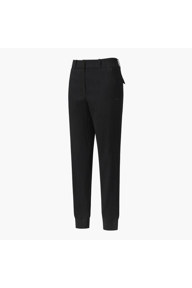 아크먼트(ACMT) 여성 조거 팬츠 DQ32WFPT9F는 부드러운 촉감의 요루 소재를 사용하여 편안한 착용감을 선사합니다. 사계절 내내 활용 가능한 얇은 두께감과 릴랙스 핏으로 활동성을 높였으며, 캐주얼하고 스포티한 스타일을 연출합니다. 무지 디자인에 밴딩 처리로 편안함을 더했으며, 골프룩은 물론 일상에서도 폭넓게 활용할 수 있습니다. 블랙 컬러로 어떤 상의와도 쉽게 매치하여 미니멀한 스타일을 완성할 수 있습니다.
