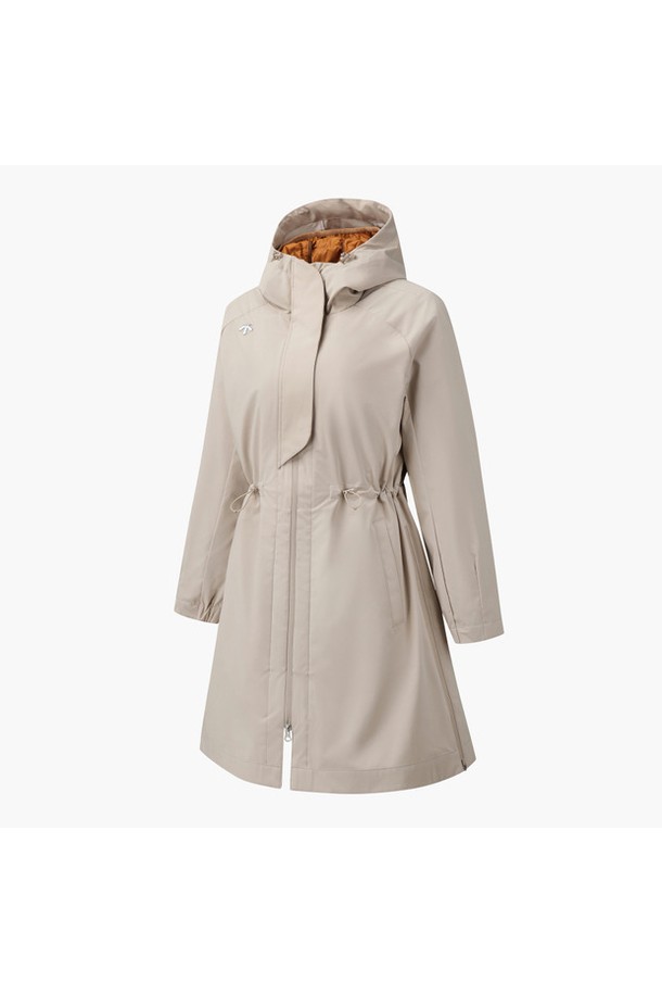 여성 2IN1 롱다운 점퍼 DQ42WFDJN1은 추운 겨울, 골프는 물론 일상에서도 돋보이는 스타일을 연출하는 롱다운 점퍼입니다. 베이직하면서도 스포티한 무드를 더해주는 디자인으로, 허리 스트링과 후드 스트링 조절이 가능하여 사이즈와 핏을 자유롭게 조절할 수 있습니다. 부드러운 촉감의 나일론, 폴리에스터 혼방 소재에 거위 솜털과 깃털을 사용하여 뛰어난 보온성을 제공합니다. 2IN1 코트 타입으로 다양한 스타일을 연출할 수 있으며, 사이드 지퍼 디테일로 활동성을 높였습니다. BEGG, BLKG 두 가지 색상으로 제공됩니다.
