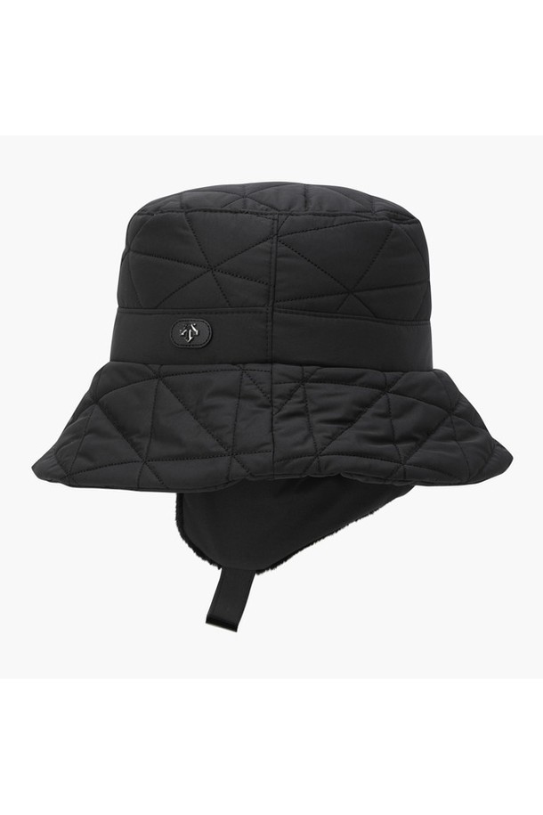 여성 이어워머 탈부착 버킷햇 DQ42WFCPO8은 가을, 겨울 시즌에 착용하기 좋은 모자입니다. 부드러운 폴리에스터 소재에 퀄팅 패턴으로 포근함을 더했으며, 챙 넓이 8cm로 햇빛을 효과적으로 가려줍니다. 탈부착 가능한 이어워머가 있어 보온성과 방한 기능을 갖춰 추운 날씨에도 따뜻하게 착용할 수 있습니다. 클래식, 미니멀, 캐주얼 스타일 모두 소화 가능하며, 골프룩에도 잘 어울립니다. 머리둘레 60cm로 제작되었습니다. 색상은 BLKG, IVYG 두 가지입니다.
