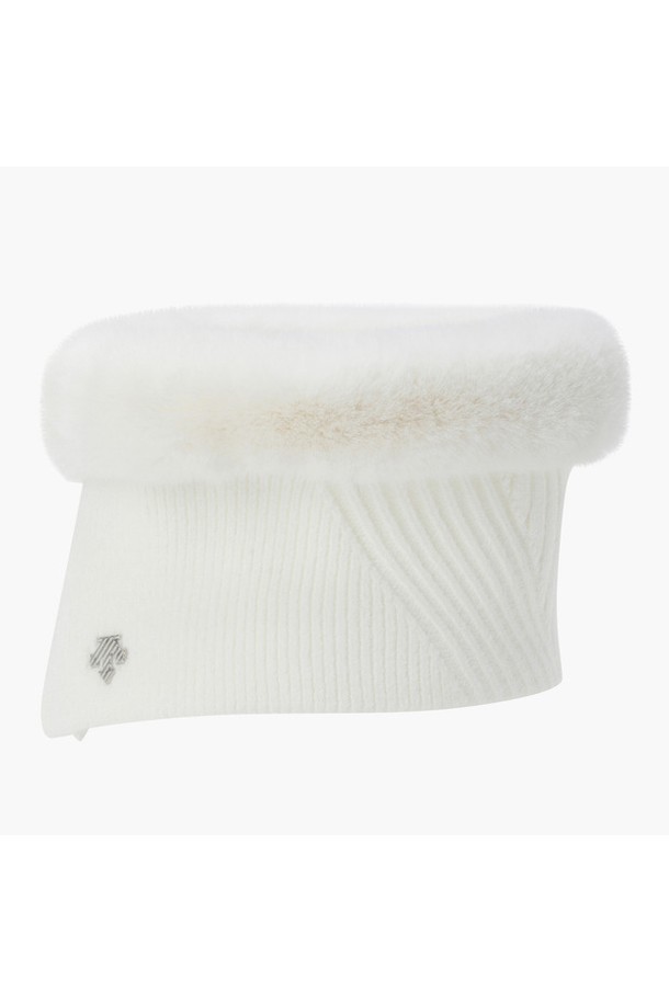 **여성 니트 퍼 넥워머 DQ42WFWMO5**는 부드러운 촉감과 따뜻함을 선사하는 겨울철 필수 아이템입니다. 아크릴, 폴리에스터, 인조밍크 소재로 제작되어 보온성이 뛰어나며, 두꺼운 두께감으로 추운 날씨에도 든든하게 착용할 수 있습니다. 무지 디자인에 퍼(Fur) 장식으로 포인트를 주어 미니멀, 클래식, 캐주얼 룩에 모두 잘 어울립니다. 히든 자석 여밈과 조직감 있는 니트 짜임으로 편안함과 스타일을 동시에 만족시키며, 데일리룩, 산책룩, 데이트룩 등 다양한 TPO에 활용할 수 있습니다. 블랙(BLKG)과 오트밀(OWTG) 두 가지 컬러로 출시되어 취향에 맞게 선택 가능합니다.
