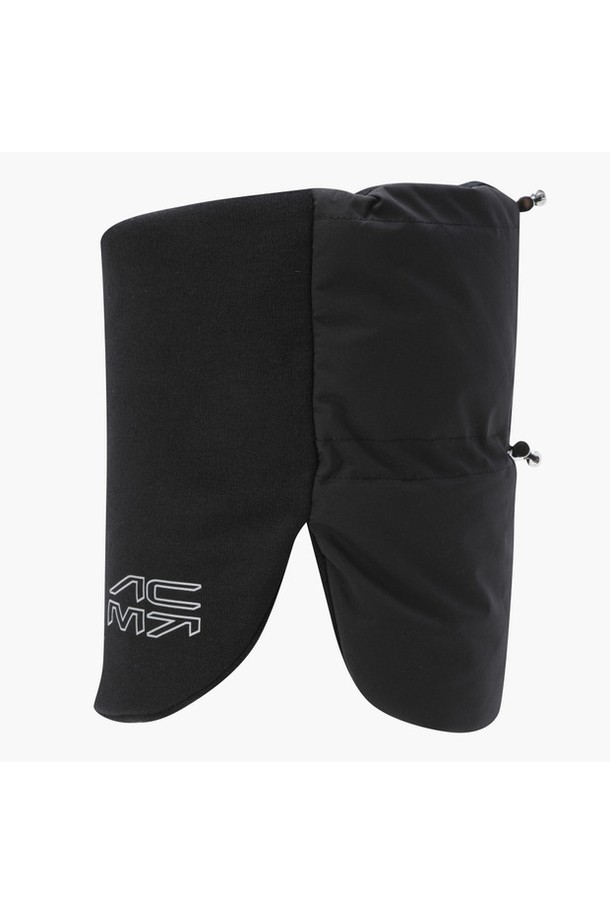 아크먼트(ACMT) 남성 넥워머 DQ42MFWMO1은 보온성을 극대화한 겨울철 남성용 넥워머입니다. 부드러운 촉감의 기모 안감과 두꺼운 두께로 제작되어 추운 날씨에도 따뜻함을 유지해 줍니다. 폴리에스터, 레이온, 스판덱스 혼방 소재로 제작되어 활동성이 뛰어나며, 로고 패턴으로 디자인되어 캐주얼하고 미니멀한 스타일을 연출합니다. 골프 및 일상생활에서 모두 착용 가능하며, 스토퍼 사이즈 조절 기능으로 편안한 착용감을 제공합니다. 색상은 BLKG, LGYG 두 가지로 출시되었습니다.
