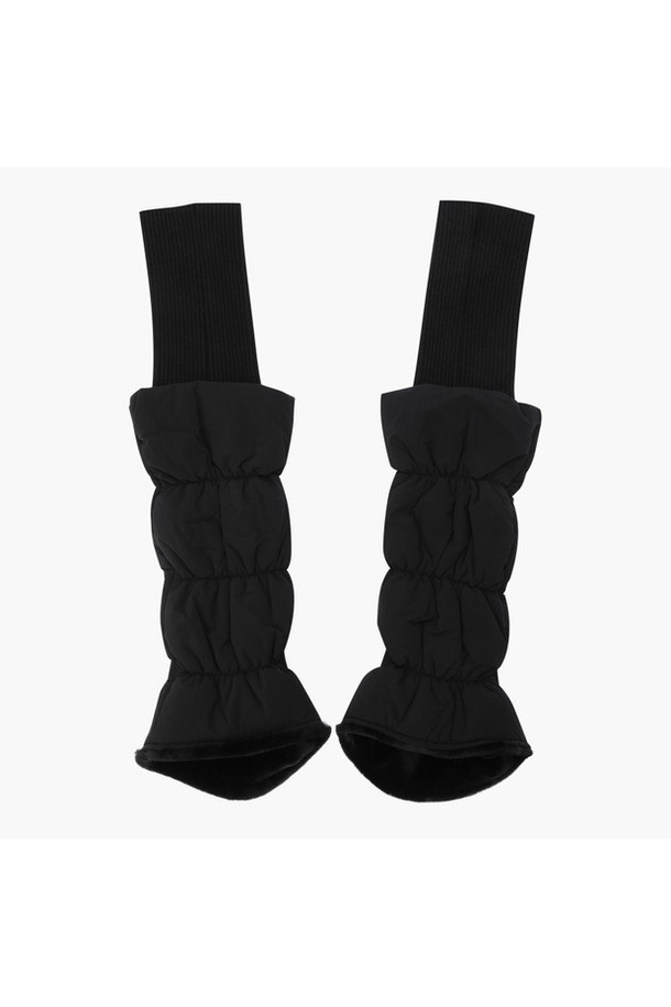 여성 방한 레그워머 DQ42WFWMN3는 겨울철 데일리룩에 미니멀하고 클래식한 스타일을 더해주는 아이템입니다. 발열 안감과 두꺼운 두께로 보온 기능을 강화하여 추운 날씨에도 따뜻하게 착용할 수 있습니다. 폴리에스터, 레이온, 나일론, 스판덱스 혼방 소재로 제작되어 슬림한 다리 라인을 연출하며 탄탄한 착용감을 제공합니다. 니트 디자인 장식으로 포인트를 더하여 세련된 겨울 패션을 완성해보세요.
