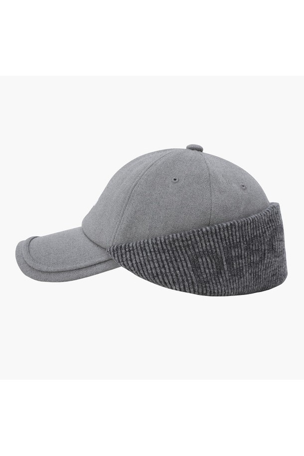 남성 이어워머 일체형 방한캡 DQ42MFCPO3는 겨울철 추위로부터 당신을 보호해 줄 방한 모자입니다. 폴리에스터, 레이온, 폴리우레탄, 아크릴, 울 등 다양한 소재를 혼방하여 보온성을 높였습니다. 챙 넓이 8cm, 두꺼운 두께감으로 제작되었으며, 귀를 덮는 일체형 이어워머 디자인으로 뛰어난 방한 기능을 제공합니다. 심플한 무지 디자인으로 골프룩이나 일상복에 클래식, 미니멀, 캐주얼 스타일 모두 잘 어울립니다.
