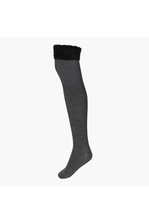 여성 방한 오버 니삭스 DQ42WFSOO3는 골프 및 겨울 데일리룩에 활용하기 좋은 니삭스입니다. 모, 나일론, 폴리에스터, 폴리우레탄 혼방 소재로 제작되어 보온 및 방한 기능을 제공하며, 부위별 다른 조직감으로 편안한 착용감을 선사합니다. 무지 디자인에 클래식하고 미니멀한 스타일을 더해 어떤 옷에도 잘 어울립니다. 블랙그레이(BLKG)와 그레이그레이(GRYG) 두 가지 컬러로 만나보세요. 장시간 착용에도 불편함 없이 따뜻하게 겨울을 보낼 수 있습니다.
