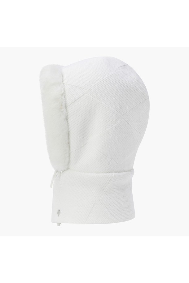 여성 니트 후드 바라클라바 DQ42WFWMO7는 겨울철 방한과 일상 스타일링에 활용하기 좋은 아이템입니다. 부드러운 아크릴과 폴리에스터 혼방 소재로 제작되어 깊은 모자 깊이와 포근한 착용감을 선사합니다. 머리와 목을 감싸는 디자인으로 보온성을 높였으며, 은은한 퍼 장식으로 포인트를 더했습니다. 숨겨진 자석 여밈 디테일로 깔끔함과 편의성을 동시에 갖췄으며, 캐주얼, 미니멀, 클래식 등 다양한 스타일에 매치하기 좋습니다. 여행룩, 산책룩에 활용하여 따뜻하고 스타일리시한 겨울 룩을 연출해보세요.
