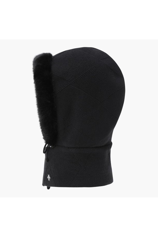 여성 니트 후드 바라클라바 DQ42WFWMO7는 겨울철 보온성을 책임지는 필수 아이템입니다. 부드러운 아크릴과 폴리에스터 혼방 소재로 제작되어 뛰어난 촉감을 자랑하며, 깊이 있는 모자 깊이로 머리와 목 전체를 포근하게 감싸줍니다. 무지 디자인에 퍼 장식이 더해져 캐주얼, 미니멀, 클래식 등 어떤 스타일에도 잘 어울립니다. 착탈의가 편리한 자석 여밈과 두꺼운 두께감으로 따뜻함과 스타일을 동시에 만족시켜줍니다. BLKG, OWTG 두 가지 색상으로 제공됩니다.
