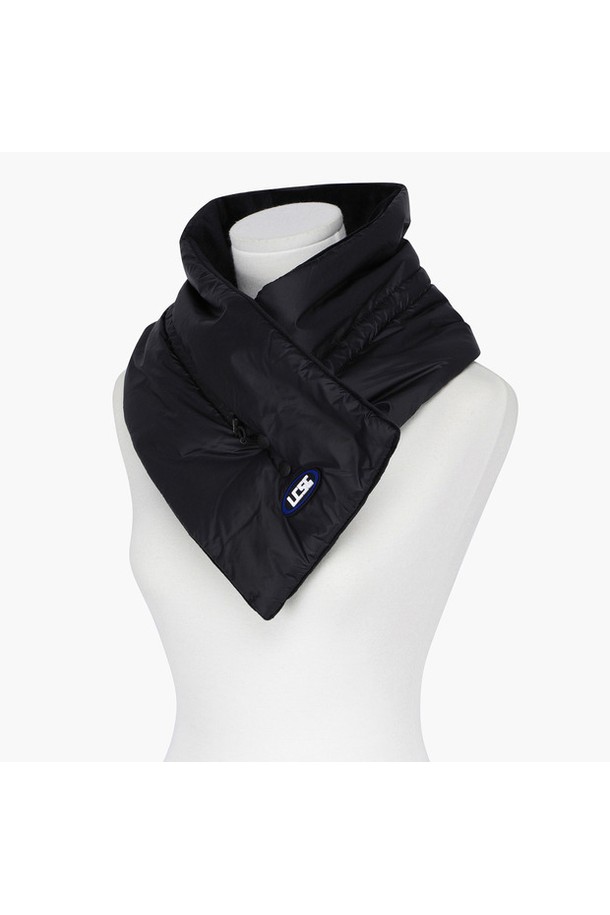 여성용 스트링 패딩 넥워머 BLCK GQ422LSAO3는 겨울철 방한을 위한 필수 아이템입니다. 넉넉한 두께의 폴리에스터 소재 패딩으로 제작되어 뛰어난 보온성을 제공하며, 안감 역시 패딩 처리되어 따뜻함을 더합니다. 스트링 디테일로 포인트를 주어 캐주얼하면서도 미니멀한 스타일을 연출할 수 있으며, 캠핑룩에도 잘 어울립니다. BLCK, HPNK, KHAK 세 가지 색상으로 출시되어 취향에 맞게 선택 가능하며, FREE 사이즈로 편안하게 착용할 수 있습니다.
