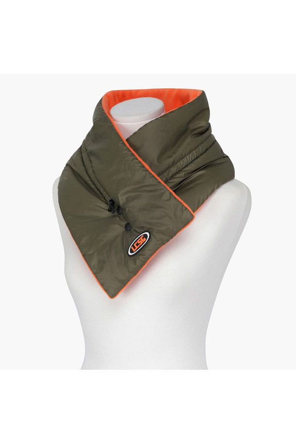 여성 스트링 패딩 넥워머 _KHAK (카키) GQ422LSAO3는 겨울철 방한을 위한 필수템입니다. 스포티한 무드의 무지 디자인으로, 등산룩이나 산책룩에 잘 어울립니다. 두꺼운 두께감의 폴리에스터 소재 패딩 안감으로 보온성을 높였으며, 조임끈 디테일과 배색 디자인이 특징입니다. 카키, 블랙, 핑크 세 가지 컬러로 출시되어 취향에 맞게 선택할 수 있습니다.
