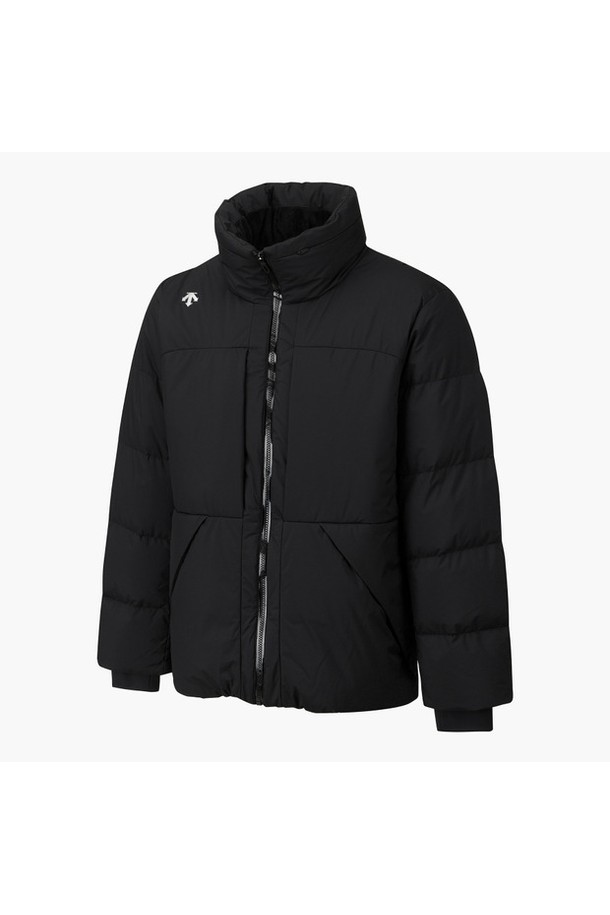 남성용 후드 헤비 다운 점퍼 DQ42MFDJN1은 스포티하고 미니멀한 스타일을 추구하는 남성들을 위한 겨울철 필수 아이템입니다. 블랙 컬러의 무지 디자인으로 어떤 스타일에도 쉽게 매치할 수 있으며, 골프 및 일상생활 모두에 적합합니다. 가볍고 부드러운 촉감의 나일론, 폴리에스터, 폴리우레탄, 거위솜털, 거위깃털 혼방 소재를 사용하여 뛰어난 보온성을 제공합니다. 레귤러핏에 긴소매, 후드 디자인으로 활동성을 높였으며, 립스탑, 후면코팅, 등판 터널구조 등의 디테일로 기능성을 더했습니다. 두꺼운 두께감으로 추운 겨울에도 따뜻하게 착용할 수 있습니다.
