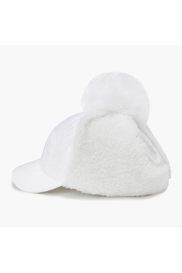 세련된 여성 퀼티드 패딩 트루퍼햇 화이트 MQ422LCPN2를 소개합니다. 부드러운 폴리에스터, 폴리우레탄, 솜털 소재로 제작되어 뛰어난 보온성을 제공하며, 겨울철 골프룩에 찰떡같이 어울립니다. 클래식하고 미니멀한 디자인에 퀼팅 패턴과 패딩 디테일이 돋보이며, 챙 넓이는 6cm입니다. 머리둘레 57cm로 제작되었으며, 화이트와 블랙 두 가지 색상으로 만나볼 수 있습니다. 
