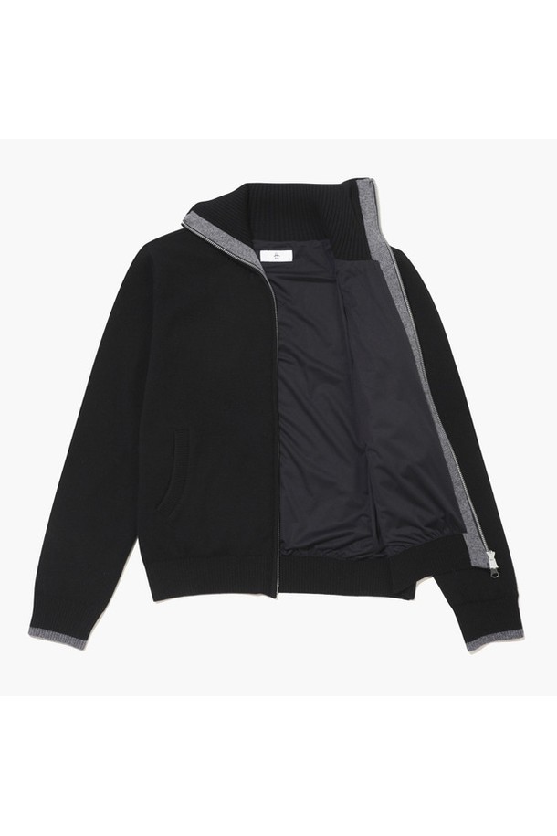 여성 골프 및 스포츠 활동에 적합한 블랙 컬러의 MQ422LSJO2 카라 풀집업 방풍 스웨터입니다. 가을, 겨울 시즌에 어울리는 두꺼운 두께감과 레귤러핏으로 제작되었으며, 모와 폴리에스터 혼방 소재로 보온성을 높였습니다. 스포티한 스타일의 무지 디자인에 긴 소매와 풀집업, 카라 디테일이 더해져 활동적인 느낌을 줍니다. 안감이 있어 더욱 따뜻하며, 방풍 기능으로 추운 날씨에도 쾌적하게 착용할 수 있습니다.
