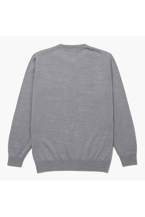 남성 70주년 라운드 스웨터 그레이 MQ411MSWN1는 가을, 겨울 시즌에 착용하기 좋은 남성용 스웨터입니다. 부드러운 촉감의 아크릴과 모 혼방 소재로 제작되어 보온성이 뛰어나며, 레귤러 핏과 라운드넥 디자인으로 클래식하고 스포티한 스타일을 연출합니다. 70주년 기념 에디션으로 로고 패턴이 특징이며, 골프, 일상, 출근룩, 비즈니스 캐주얼 등 다양한 TPO에 활용 가능합니다. 두꺼운 두께감과 긴 소매 기장으로 따뜻함을 더하며, 미니멀한 스타일을 선호하는 남성에게도 적합합니다.
