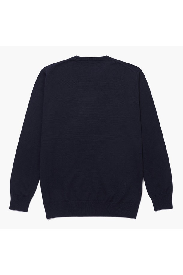 남성 70주년 라운드 스웨터 네이비 MQ411MSWN1은 가을과 겨울에 착용하기 좋은 남성용 스웨터입니다. 부드러운 촉감의 아크릴과 모 혼방 소재로 제작되어 보온성이 뛰어나며, 라운드넥과 레귤러핏 디자인으로 클래식하면서도 스포티한 스타일을 연출합니다. 무지 패턴의 네이비 컬러로 어떤 옷에도 잘 어울리며, 골프 및 일상생활에서 모두 활용 가능합니다. 두꺼운 두께감과 긴소매 기장으로 따뜻하게 착용할 수 있으며, 70주년 기념 제품으로 특별함을 더했습니다. 미니멀한 디자인으로 유행을 타지 않고 오래도록 즐겨 입을 수 있습니다.
