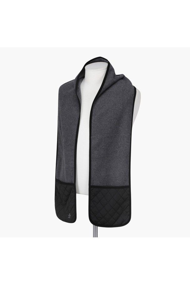 남성용 2 WAY 울 머플러 MQ411MWMN1입니다. 부드러운 촉감과 보온성을 갖춘 두꺼운 두께감으로 가을, 겨울철에 착용하기 좋습니다. 베이직한 디자인의 무지 스타일로, 클래식, 미니멀, 캐주얼 등 다양한 스타일에 매치하기 용이합니다. 울 소재 혼방으로 제작되어 고급스러운 분위기를 더하며, 2WAY 기능으로 실용성을 높였습니다. 그레이 컬러로 다양한 의상에 자연스럽게 어울립니다.
