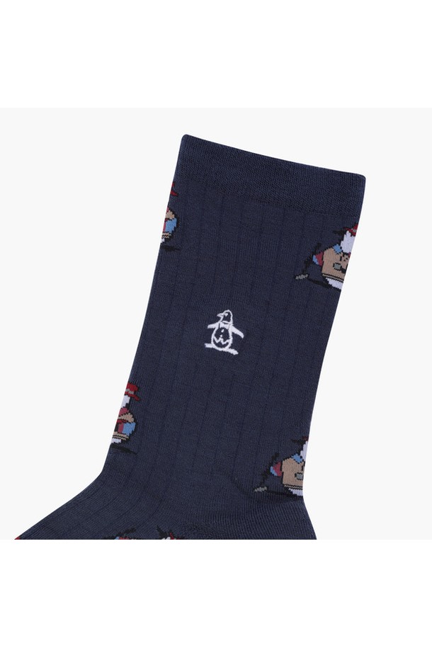 여성 골프룩에 완벽하게 어울리는 70주년 펭귄 자카드 삭스 MQ412LSON1입니다. 네이비 컬러에 신축성이 뛰어난 아크릴, 나일론, 폴리에스터, 모, 폴리우레탄 혼방 소재로 제작되어 부드러운 촉감을 선사합니다. 귀여운 펭귄 캐릭터 자카드 패턴이 돋보이며, 사계절 내내 착용하기 좋은 보통 두께의 양말입니다. 스포티한 스타일을 연출하여 필드 위에서 당신의 개성을 드러낼 수 있습니다. 70주년 기념 디자인으로 특별함을 더했습니다.
