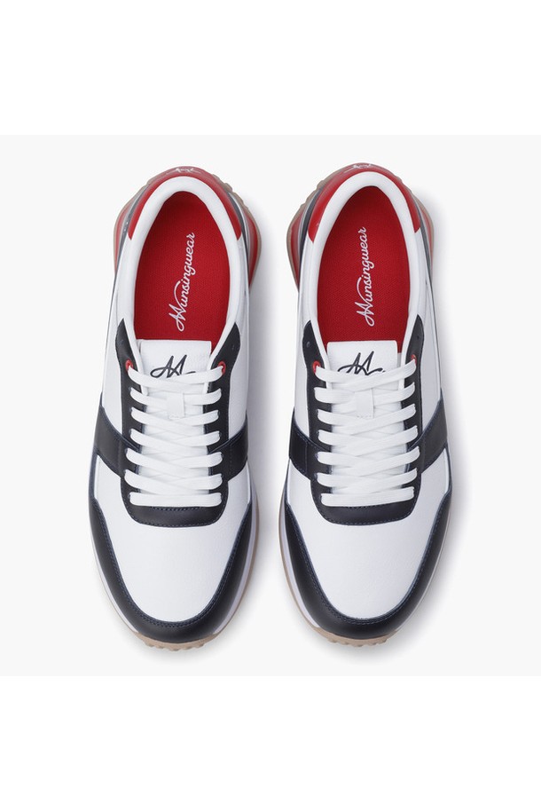 최우식 착용, 남성 아이코닉 스파이크리스화 레드(MQ121SSH13)는 골프룩 스타일의 남성용 스파이크리스 골프화입니다. 천연 가죽, 소가죽, 폴리에스터 등의 고급 소재를 사용하여 제작되었으며, DSC 개발 미드솔을 적용하여 피로도를 최소화했습니다. 클래식, 캐주얼, 미니멀 스타일을 모두 소화할 수 있는 디자인으로, 일상에서도 편안하게 착용 가능합니다. 굽 높이는 3cm이며, 레드, 다크그린, 화이트 세 가지 색상으로 출시되었습니다. 신발주머니가 포함되어 있어 보관 및 이동이 용이합니다.
