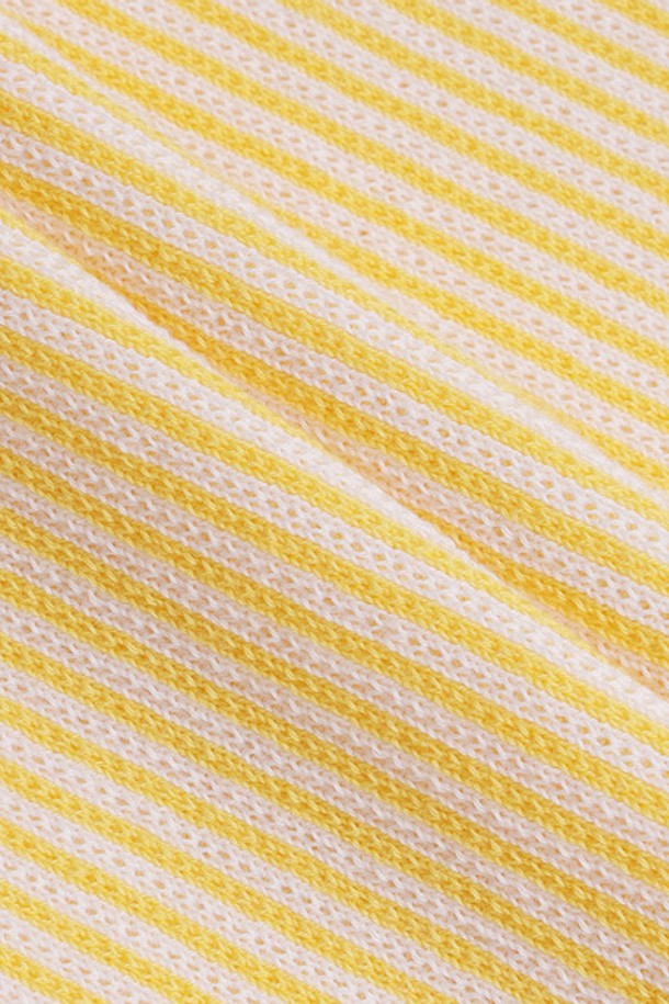 여성 엘로우 로고 포인트 스웨터(MQ122LSW16)는 골프 및 일상에서 활용 가능한 여성용 스웨터입니다. 부드러운 면 소재로 제작되어 봄, 가을에 편안하게 착용할 수 있습니다. 옐로우 컬러에 로고 포인트 디자인이 스포티하고 캐주얼한 스타일을 연출하며, 레귤러핏과 라운드 넥, 긴 소매, 크롭 기장으로 활동성을 높였습니다. 얇은 두께감으로 간절기 레이어드 연출에도 용이합니다.
