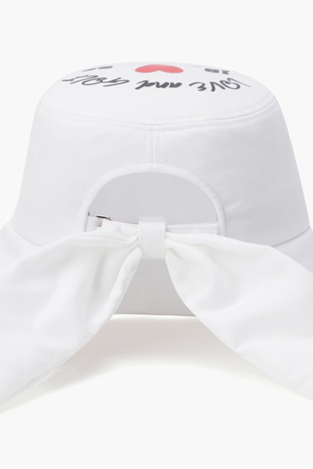 여성 그래픽 버킷 햇 (GQ122LCP22)은 골프 및 일상 스타일을 위한 모자입니다. 블랙과 화이트 두 가지 색상으로 출시되었으며, 폴리에스터, 레이온, 폴리우레탄 혼방 소재로 제작되어 편안한 착용감을 제공합니다. 탈부착 가능한 리본 장식이 있으며, 탑 크라운 부분에는 시즌 아트워크 프린트가 더해져 개성 있는 포인트를 줍니다. 챙 넓이는 8cm로, 캐주얼, 미니멀, 클래식 스타일을 모두 소화할 수 있는 아이템입니다.
