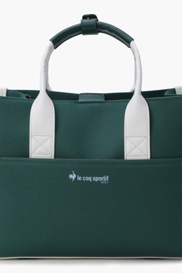 여성 캔버스 스퀘어 토트백 (GQ122LBG23)은 캐주얼, 스포티, 미니멀 스타일을 추구하는 여성들을 위한 가방입니다. 폴리에스터와 폴리우레탄 소재로 제작되었으며, 블랙(BLCK)과 그린(GREN) 두 가지 색상으로 제공됩니다. 미디엄 사이즈의 무지 디자인이며, 수납 기능을 갖춘 오픈형 가방으로, 골프 및 일상 용도로 활용 가능합니다. 가로 27cm, 세로 22cm, 폭 13cm, 중량 550g이며, 캔버스 소재의 사각 토트백으로 골프룩에 포인트를 더합니다.
