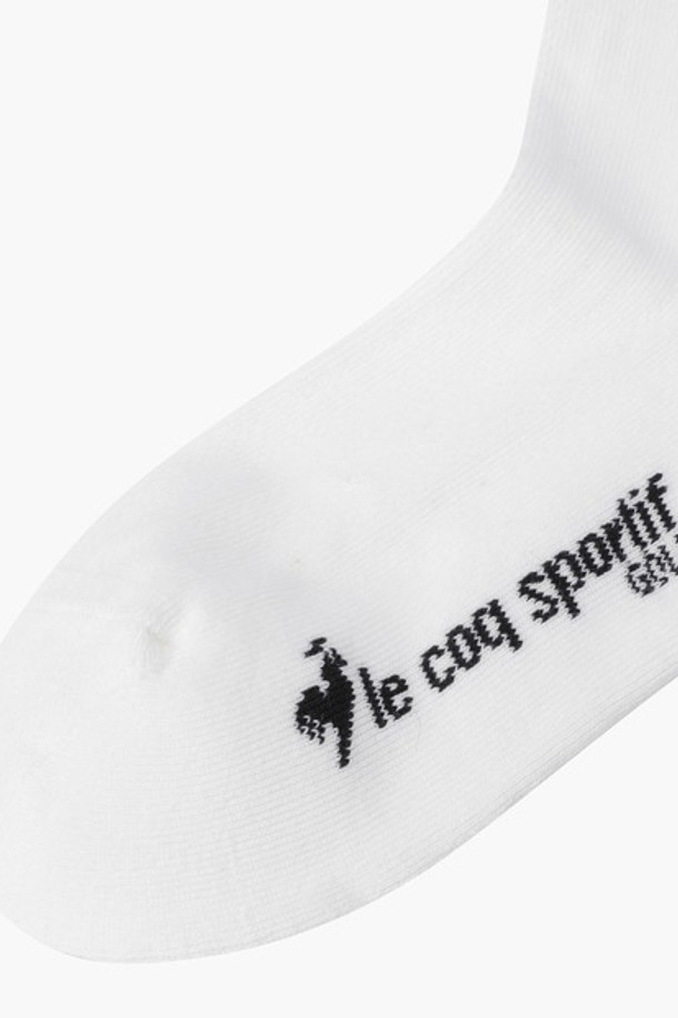 여성 리본 장식 미들 삭스 (GQ122LSO31)는 골프룩, 캐주얼, 걸리시, 미니멀 스타일을 위한 양말입니다. 면, 나일론, 폴리우레탄, 폴리에스터 혼방 소재로 제작되어 사계절 내내 착용 가능합니다. 블랙, 핑크 두 가지 색상으로 제공되며, 발길이 23~25cm에 적합합니다. 리본 장식 디테일이 돋보이는 미들 길이의 단품 양말로, 여성스러운 포인트를 더합니다. 일상생활과 골프 라운딩 시 모두 활용할 수 있습니다.
