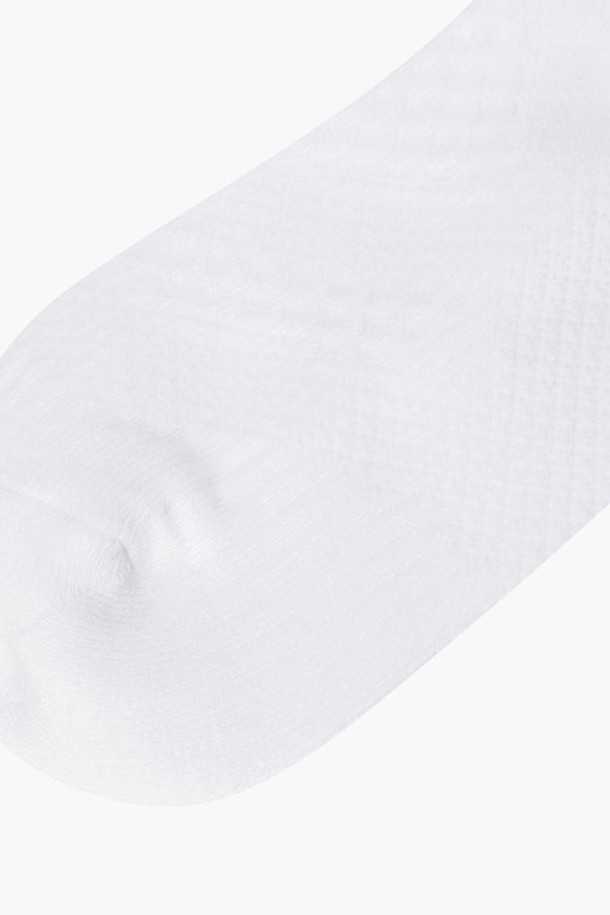 남성 서포트 L자형 앵클 삭스 화이트(MQ111MSO21)는 골프 및 일상 활동에 적합한 남성용 양말입니다. L자형 디자인과 인체공학적 구조가 발을 편안하게 감싸주며, 앵클 길이로 제작되어 활동성을 높였습니다. 부드러운 바닥 파일과 적당한 두께감으로 우수한 착용감을 제공하며, 사계절 내내 활용 가능합니다. 무지 디자인에 화이트 및 네이비 컬러로 출시되어 미니멀, 캐주얼, 스포티한 스타일을 연출하기 좋습니다. 면, 나일론, 아크릴, 폴리에스터, 폴리우레탄 등 다양한 소재를 사용하여 내구성과 기능성을 동시에 갖췄습니다.
