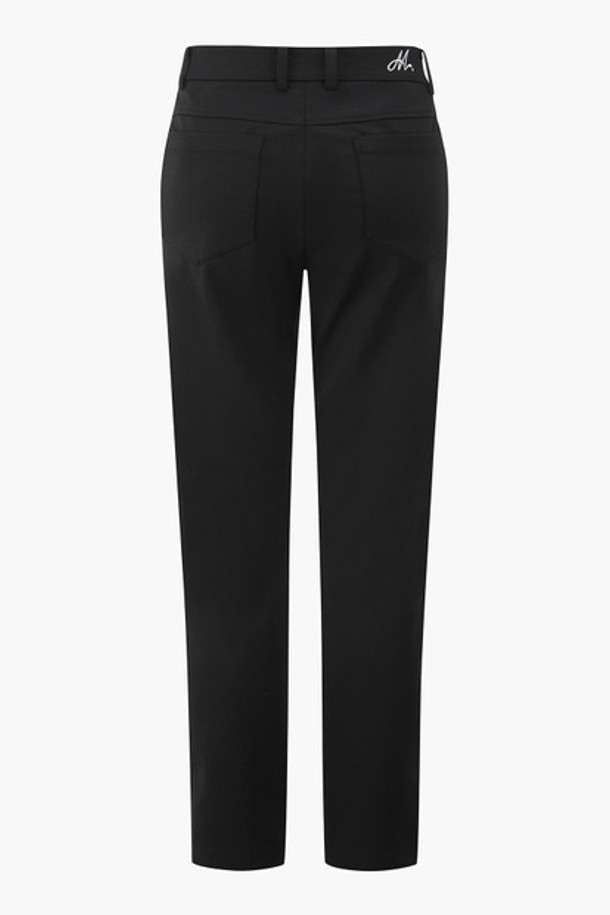 남성 스트레이트핏 저지 팬츠(MQ121MPT31)는 골프 및 일상에서 활용 가능한 남성용 저지 팬츠입니다. 블랙 컬러의 베이직한 디자인으로 캐주얼, 미니멀, 스포티한 스타일을 연출합니다. 면, 나일론, 폴리우레탄 혼방 소재로 제작되어 부드러운 촉감과 우수한 신축성, 회복력을 제공합니다. 사계절 내내 착용 가능하며, 세탁 후 틀어짐과 착용 후 늘어짐을 최소화하여 오랫동안 핏을 유지합니다. 로고 패턴이 돋보이는 스트레이트핏 긴바지로, 편안함과 스타일을 동시에 잡았습니다.
